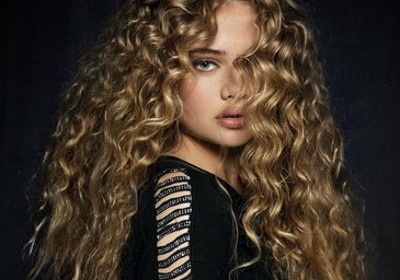 Estas son las mechas para cabello rizado que se llevarán esta temporada: se llaman Honey Cascade y suavizan los rasgos.